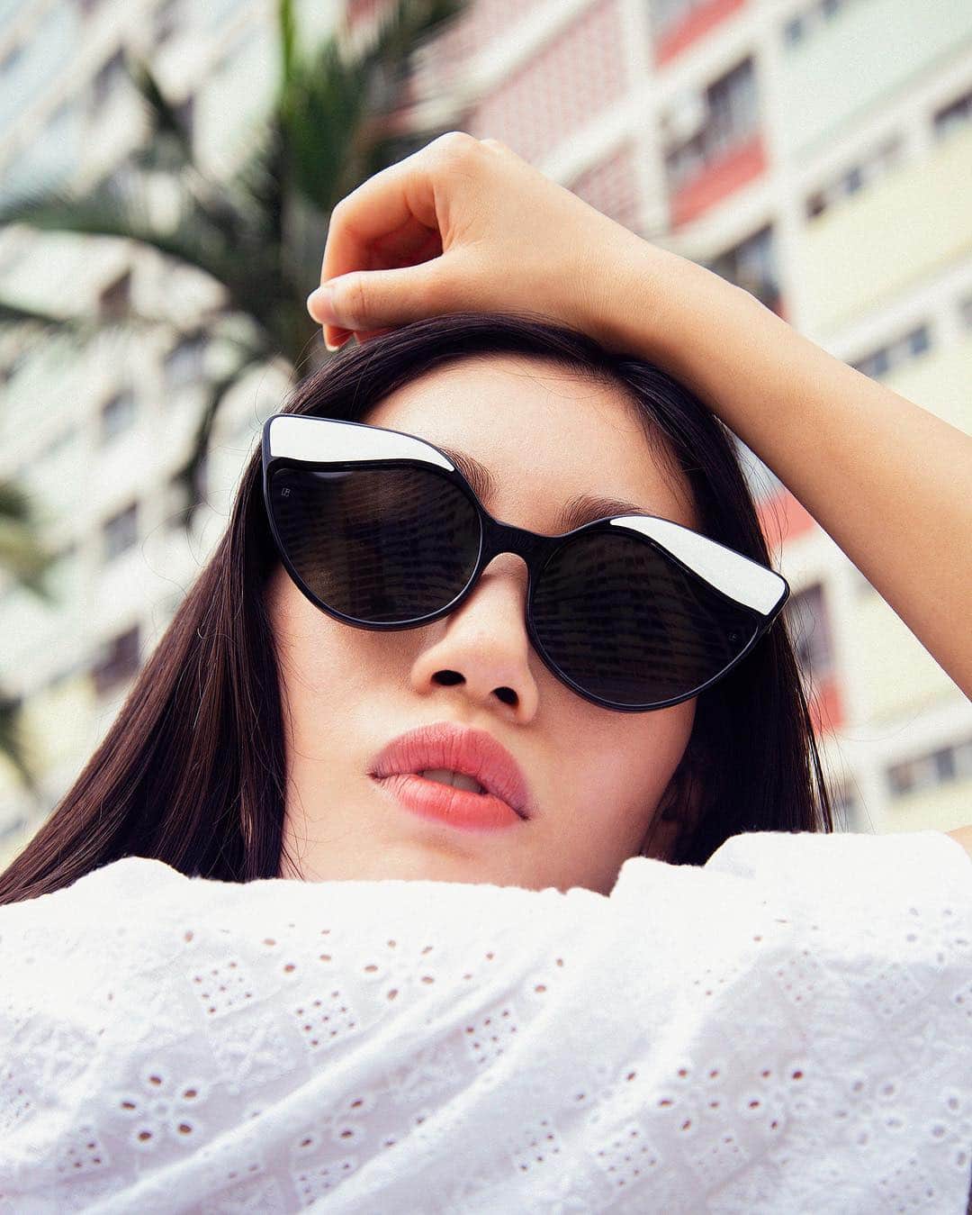 のインスタグラム：「Oversized Linda Farrow cat eye sunglasses crafted from hand polished Italian acetate. Shop the new collection at the link in our bio . . . #DearKowloon #LFSS19 #lindafarrow #fashionaccessories #eyewear  Photography: @spitgan_magazine」