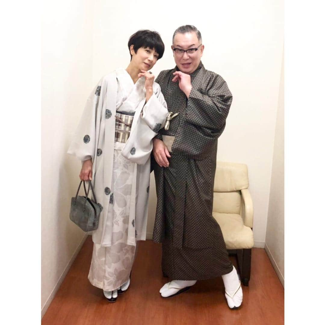 黒田知永子さんのインスタグラム写真 - (黒田知永子Instagram)「夫婦漫才ではない☺︎ 奄美大島紬展でのハコちゃんのトークイベントへ。 #岩下尚史 #はこちゃん 足もと注意！ #奄美大島紬展 #黒田知永子 #chiekokuroda」3月22日 0時23分 - kuroda_chieko