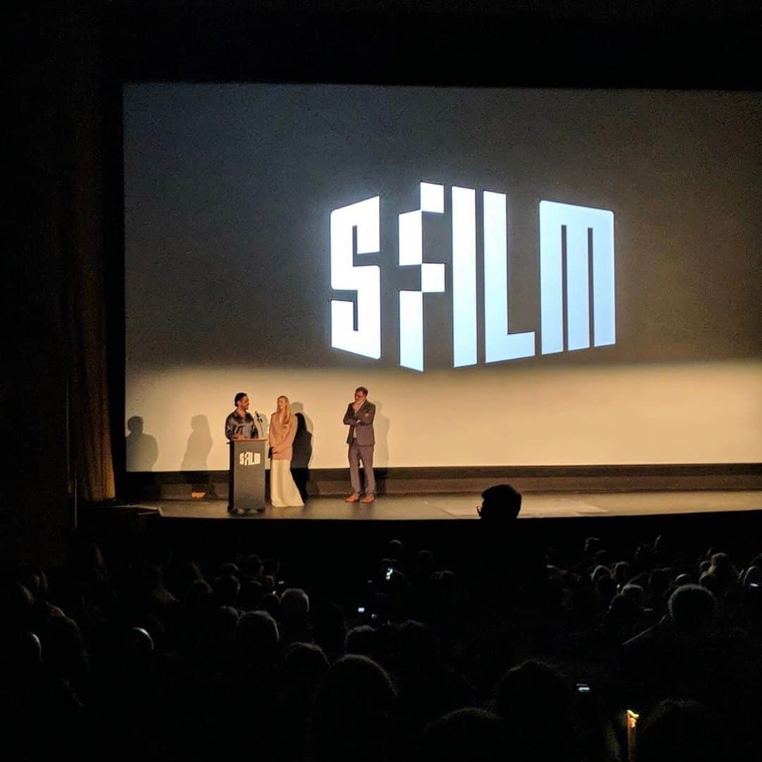 ブリット・マーリングさんのインスタグラム写真 - (ブリット・マーリングInstagram)「throwing out cryptic smiles last night at #thecastro in SF wearing @therow // thank you to all who came out last night for a sneak peek 🙏🏽 @sffilm」3月22日 0時25分 - britmarling