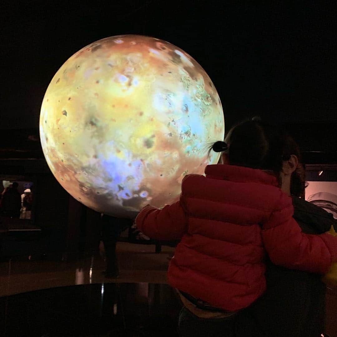 PINKYのインスタグラム：「Vernal Equinox Day & full moon🌸🌝 . 春分の日に満月が重なるのは19年ぶりなのだそう✨🌕✨ . 愛と調和の宇宙に感謝します🙏❤️✨ ・・・ ・・・ #love #happy #family #babygirl  #momlife #mamalife #parentslife #london #winterlondon #siencemuseumlondon #londonlife #fullmoon #vernalequinoxday #春分の日 #満月」