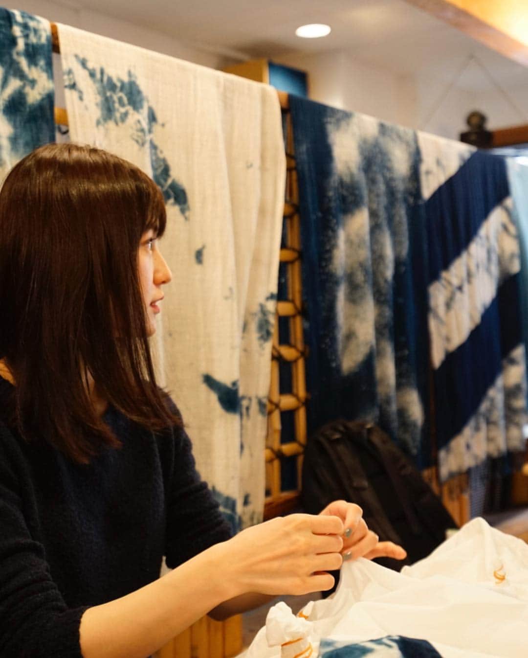 平田薫さんのインスタグラム写真 - (平田薫Instagram)「今日は、浅草に藍染をしに！ 徳島でハンカチを藍染してから、染めたくて染めたくて仕方がなかったの！笑 私は自分で好きなものを染めたかったので持ち込みができる場所を探して、浅草の @wanariya.2012 さんに。  藍染でしっかり染めて裾に柄を作ろうかな〜と思っていったけど、ストライプにするか、玉を作るか迷っていて。作業として、玉を作るのがワクワクするかなとおもって、玉を何個か作ることに！  輪ゴムで何箇所か水玉ができるようにしばりました☺️ 染める前のbefore写真。  #japanblue#インディゴ染め#藍染#藍染体験#藍#浅草 #染めたい病#熱したら#超熱する」3月22日 0時31分 - hiratakaoru1215