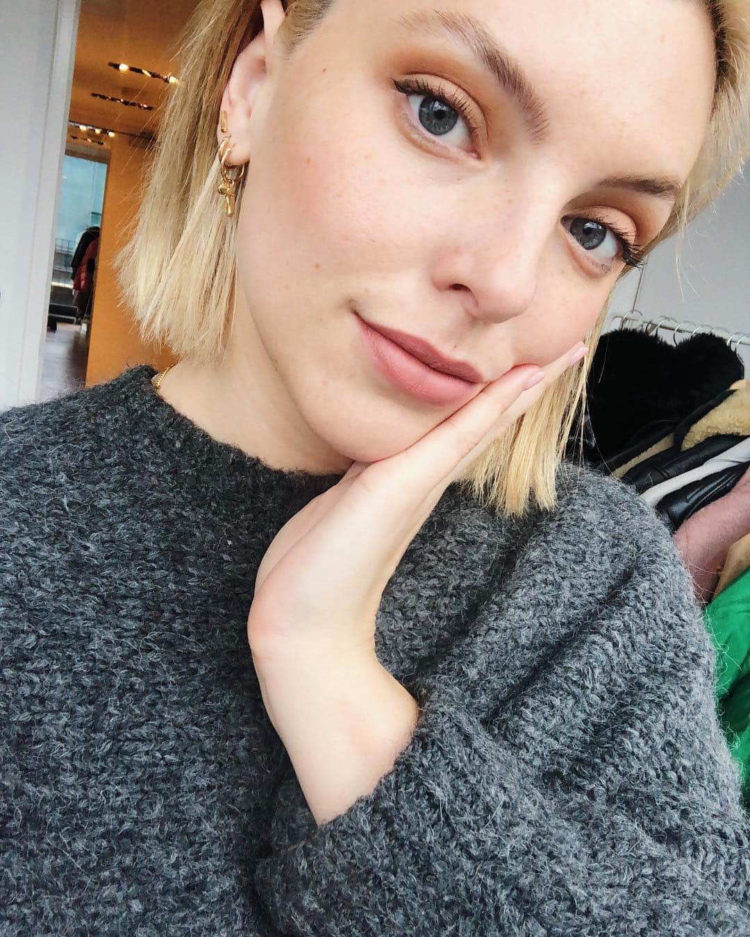 Estée Lalondeのインスタグラム：「🙃」