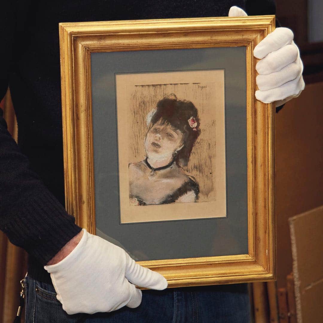 クリスティーズさんのインスタグラム写真 - (クリスティーズInstagram)「Edgar Degas drew this singer in numerous sketches and prints – but her identity is still a mystery. Some scholars have named her as ‘Mademoiselle Dumay’, while others think she is Victorine Demay, a popular singer in the 1880s.⠀ .⠀ Edgar Degas (1834–1917), 'Chanteuse de café-concert', 1879. Estimate: €200,000-300,000.⠀ .⠀ Oeuvres Modernes sur papier, incluant des oeuvres de la collection Jean Bonna – 28 March at Christie's Paris.⠀ .⠀ @christiesparis #art #artist #artwork #degas #edgardegas #modernart #drawing #pastel #print #paris」3月22日 0時30分 - christiesinc