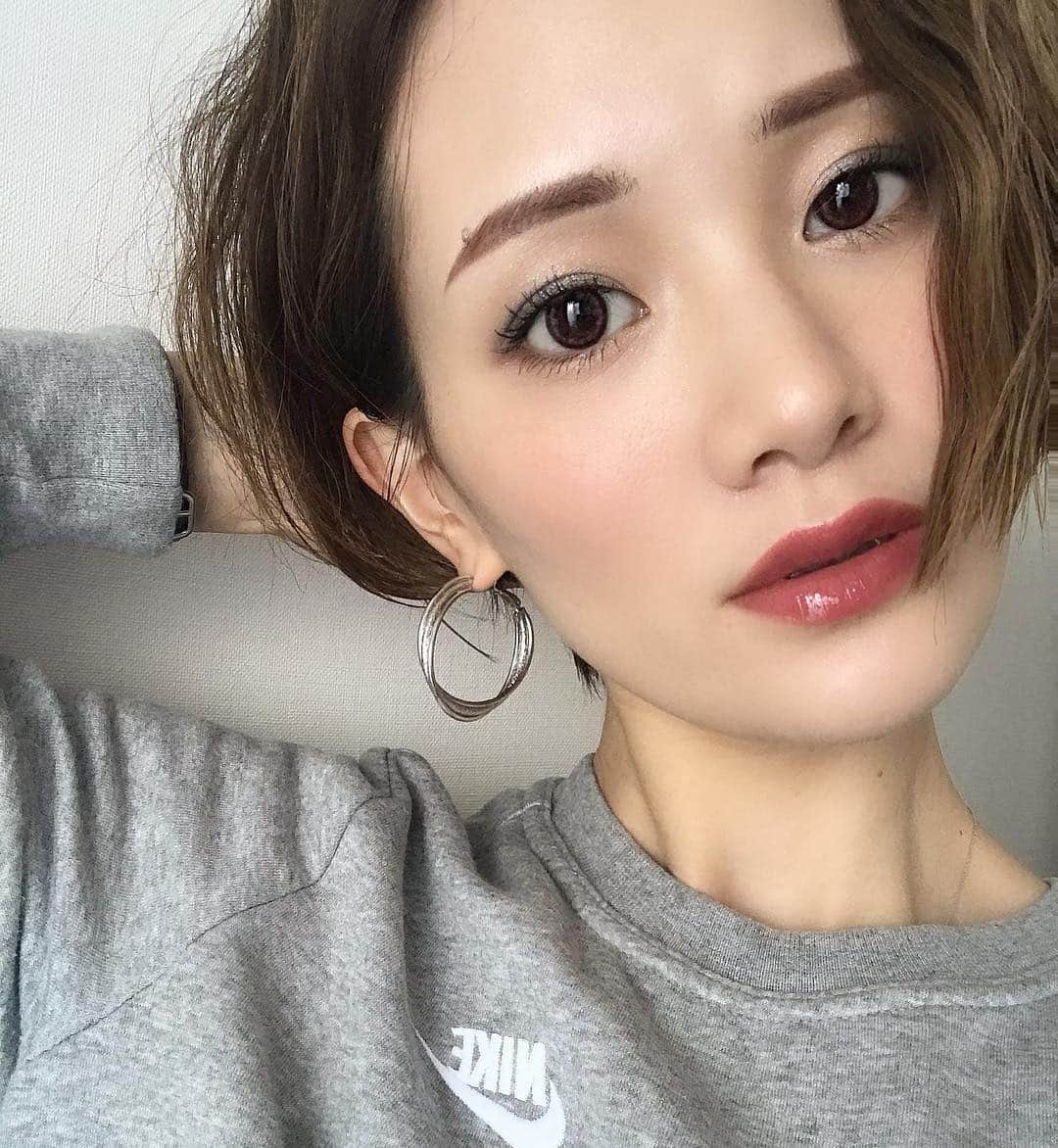 のインスタグラム：「今日のメイクはブルベメイク💄 最近イエベメイク💄が多かったので久々に。 でも正直に、イエベブルベなんてないよね〜〜。 自分に似合う色を探してその色を楽しんだ方がよっぽどメイクが楽しいと思う。 最近私もブルベなのかイエベなのか分からないから、好きな色や、服に合わせたり、髪色に合わせたり、、、 ただ、似合わない色はつけないし、身につけない。 それでいいと思う。 ブルベがいいとか、イエベがいいとか、そんなの気にしなくていいんじゃないかな🤔 だから私はこれからもイエベやブルベ関係なしに、ピンクもつけるしオレンジもつけるし、緑も青も、なんでも付けていく！ いろんな色をつける事によってきっと素敵な色との出会いがあると思う。 というかある。 人間関係と一緒でね。 だからフォロワーの皆さんにも、ブラウンどまりではなくて、自分を輝かせてくれる色をもっと冒険して欲しいし、出会って欲しい。 ・ だから今までイエベなのかブルベなのかわかりませんDMは答えてきませんでした。なのでここに書かせて頂きます。 ・ で、今日使ったこのアイシャドウはね、 @narsissist のデュオアイシャドウ3925、リップは4月19日に新色として追加されるリップグロス5697を。 チークは @ba_red_polaofficial のディープローズを使用しました🌹 ・ 深夜に失礼致しました❤️ ・ ・ #イエベ#ブルベ#パーソナルカラー#メイク#コスメ#ナーズ#グロス#チーク#アイシャドウ#ポーラ#pola#nars#ショートスタイル#ショートヘア#ツヤ肌#美肌になりたい#春コスメ#春メイク」