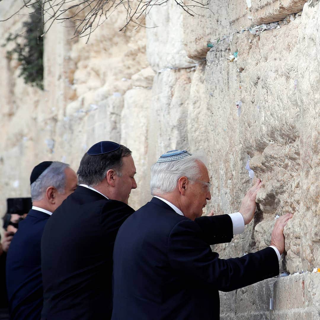 ABC Newsさんのインスタグラム写真 - (ABC NewsInstagram)「Secretary of State Mike Pompeo touches Jerusalem's Western Wall amid his Mideast trip urging action against Iran. (Jim Young/Pool via Reuters) #politics #israel #mideast #westernwall」3月22日 0時43分 - abcnews