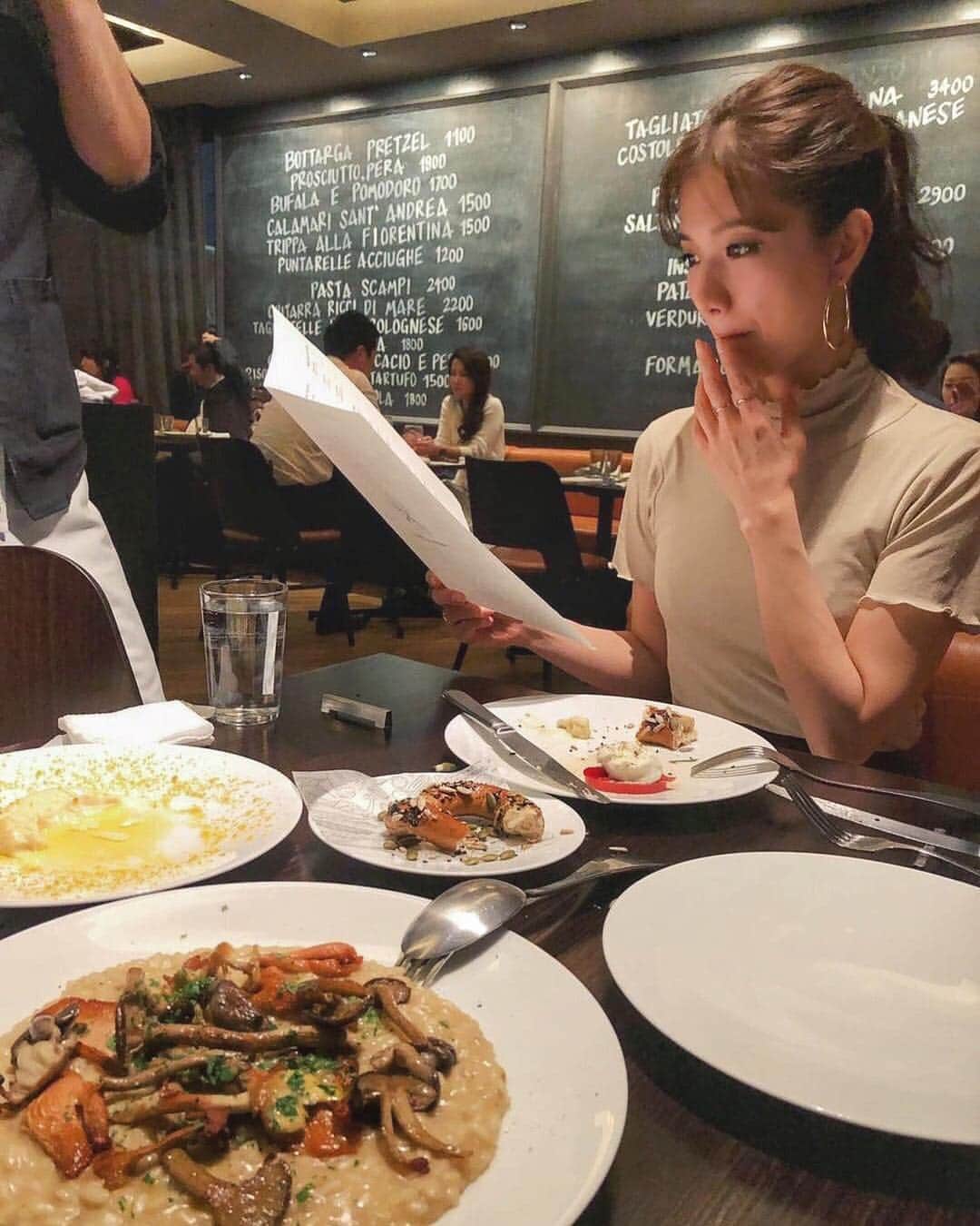 のインスタグラム：「友達が美味しそうに撮ったご飯🍽 抜けの完全に気を抜いて真剣にメニューを見る私は鼻の下が伸びている。 いつもこの顔してるよと言われた。 カナシイww カメラ意識してない自分の顔ってなかなか見れないから、なんかいいね。ありがとう♡ そしておやすみなさい🌕💤 ・ #love #happy #life #foolmoon #instagood」