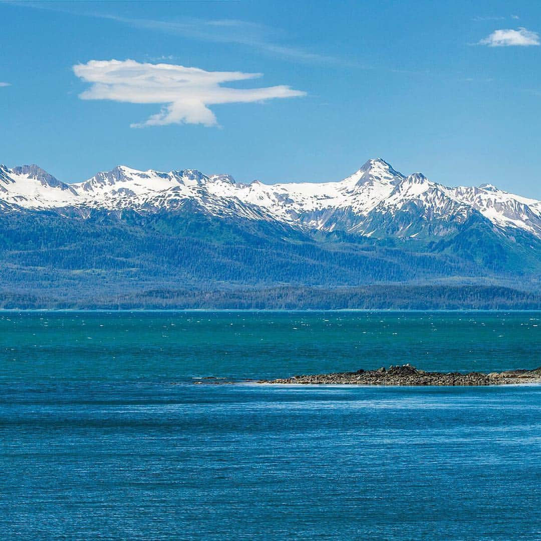 National Geographic Travelさんのインスタグラム写真 - (National Geographic TravelInstagram)「Photo by @stephen_matera | (swipe to see the full image) The Chilkat Moutains rise above Lynn Canal near Eagle River about 20 miles North of Juneau, Southeast Alaska. Lynn Canal runs about 90 miles from the Chilkat River to Stephens Passage and at 2,000' deep, it is the deepest fjord in North America outside of Greenland. Follow me @stephen_matera for more images like this from Alaska and around the world. #SEAlaska #wilderness #lynncanal」3月22日 1時02分 - natgeotravel