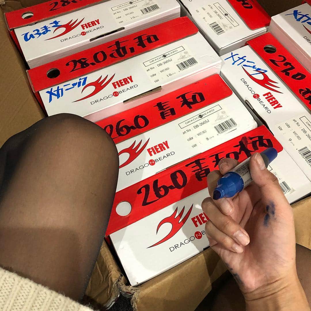 小野さゆりさんのインスタグラム写真 - (小野さゆりInstagram)「あ、これ元気な時の投稿だ  インスタとFacebookにあげるのわすれてた  本当にギリギリに印刷すみません｡ﾟ(ﾟ´ω`ﾟ)ﾟ｡ 印刷していただいてる間にチームのお手伝い スポンサーの #ドラゴンベアード さんから提供された靴に名入れ作業  うわあああ❤️ かっこいいいい❤️ 和柄に白英字❤️ 金縁❤️ 特に和柄すき❤️と思ったら私の分なかった 笑  #vertex #ヴェルテックス  #和柄 #ストッキング #黒ストッキング #足 #dragonbeard #ドラゴンベアード」3月22日 0時56分 - sayuriono0301