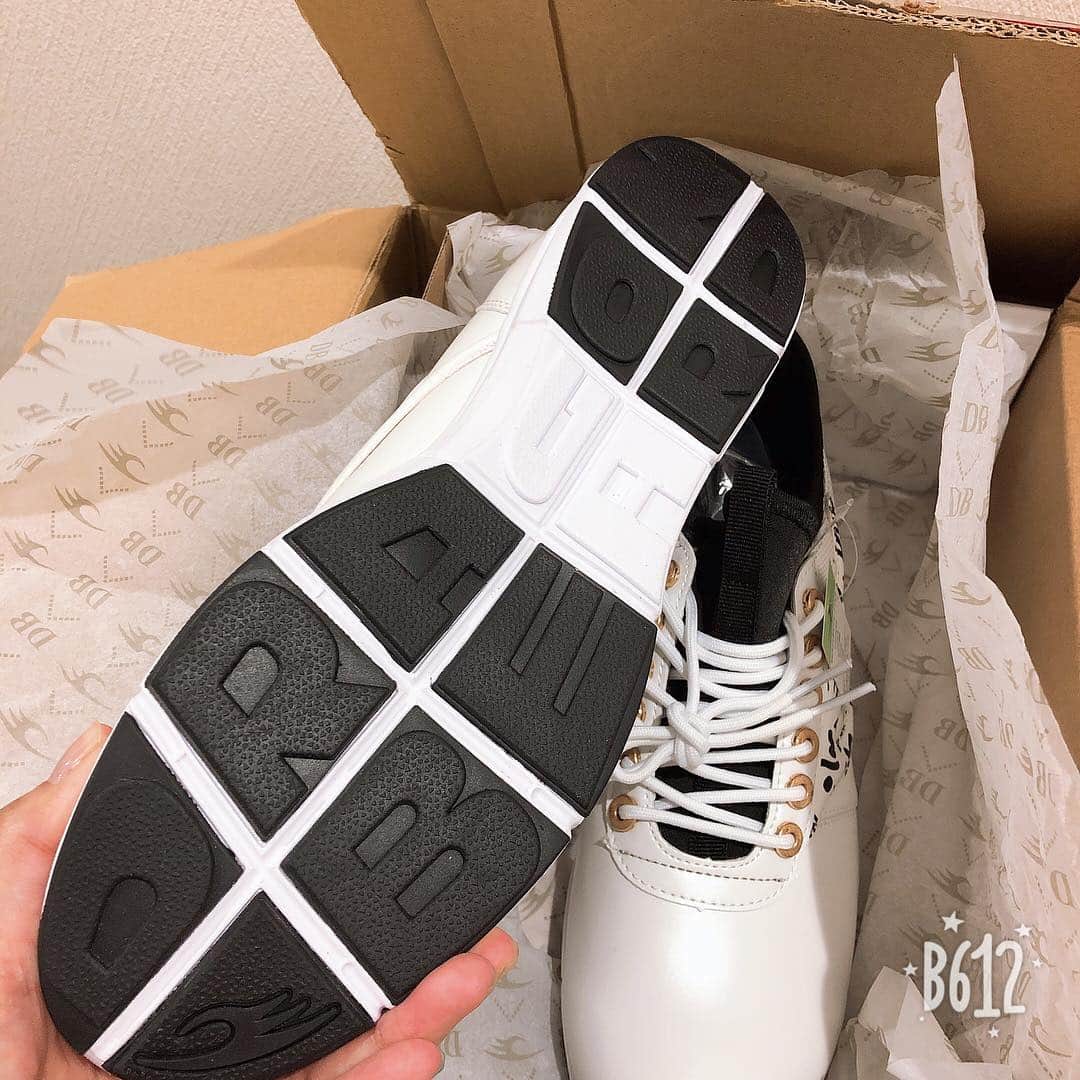 小野さゆりさんのインスタグラム写真 - (小野さゆりInstagram)「あ、これ元気な時の投稿だ  インスタとFacebookにあげるのわすれてた  本当にギリギリに印刷すみません｡ﾟ(ﾟ´ω`ﾟ)ﾟ｡ 印刷していただいてる間にチームのお手伝い スポンサーの #ドラゴンベアード さんから提供された靴に名入れ作業  うわあああ❤️ かっこいいいい❤️ 和柄に白英字❤️ 金縁❤️ 特に和柄すき❤️と思ったら私の分なかった 笑  #vertex #ヴェルテックス  #和柄 #ストッキング #黒ストッキング #足 #dragonbeard #ドラゴンベアード」3月22日 0時56分 - sayuriono0301