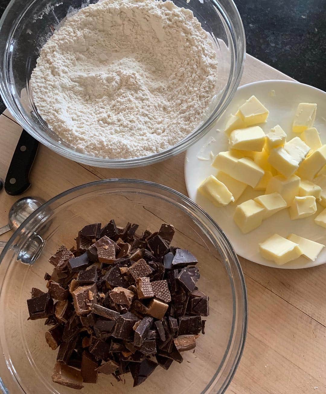アイナ・ガーテンさんのインスタグラム写真 - (アイナ・ガーテンInstagram)「Not a bad day at the office.  Recipe testing Toffee Chocolate Chunk Cookies! 📷 @lideylikes」3月22日 0時56分 - inagarten
