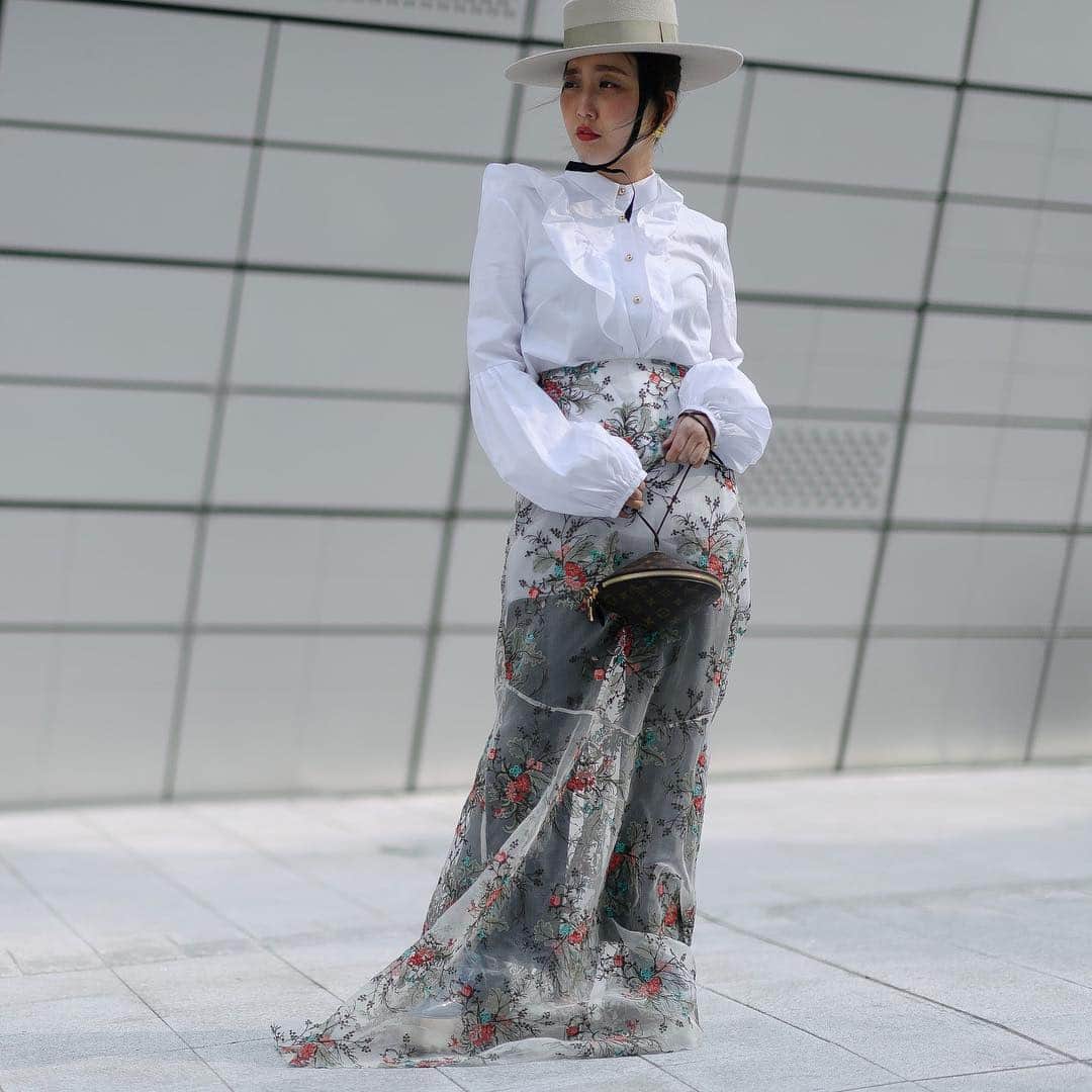 Vogue Runwayさんのインスタグラム写真 - (Vogue RunwayInstagram)「Here's how you can still wear your favorite skirt in colder temperatures. For more tips and tricks, scroll through the latest street style coverage from Seoul Fashion Week Fall 2019 via the link in our bio. Photographed by @iamalexfinch」3月22日 0時57分 - voguerunway