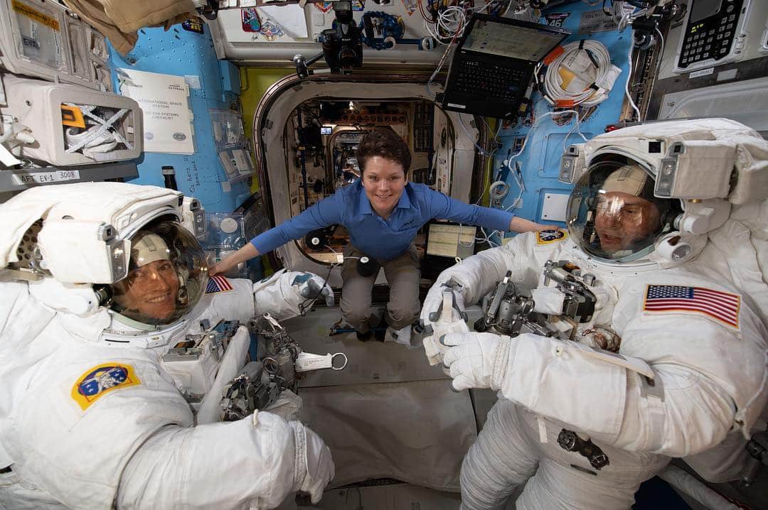 国際宇宙ステーションさんのインスタグラム写真 - (国際宇宙ステーションInstagram)「NASA astronaut Anne McClain assists fellow NASA astronauts Christina Koch (left) and Nick Hague as they verify their U.S. spacesuits are sized correctly and fit properly ahead of a set of upcoming spacewalks. #nasa #astronaut #spacewalk #international #space #station #walk」3月22日 1時03分 - iss