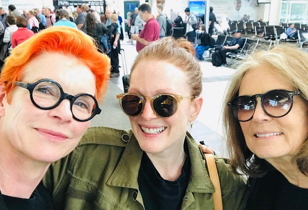 ジュリアン・ムーアさんのインスタグラム写真 - (ジュリアン・ムーアInstagram)「Nothing more exciting than being in the presence of geniuses. I couldn’t stop smiling.  #tbt to a week ago at the Savannah Airport!!! @thesandypowell @gloriasteinem」3月22日 0時59分 - juliannemoore