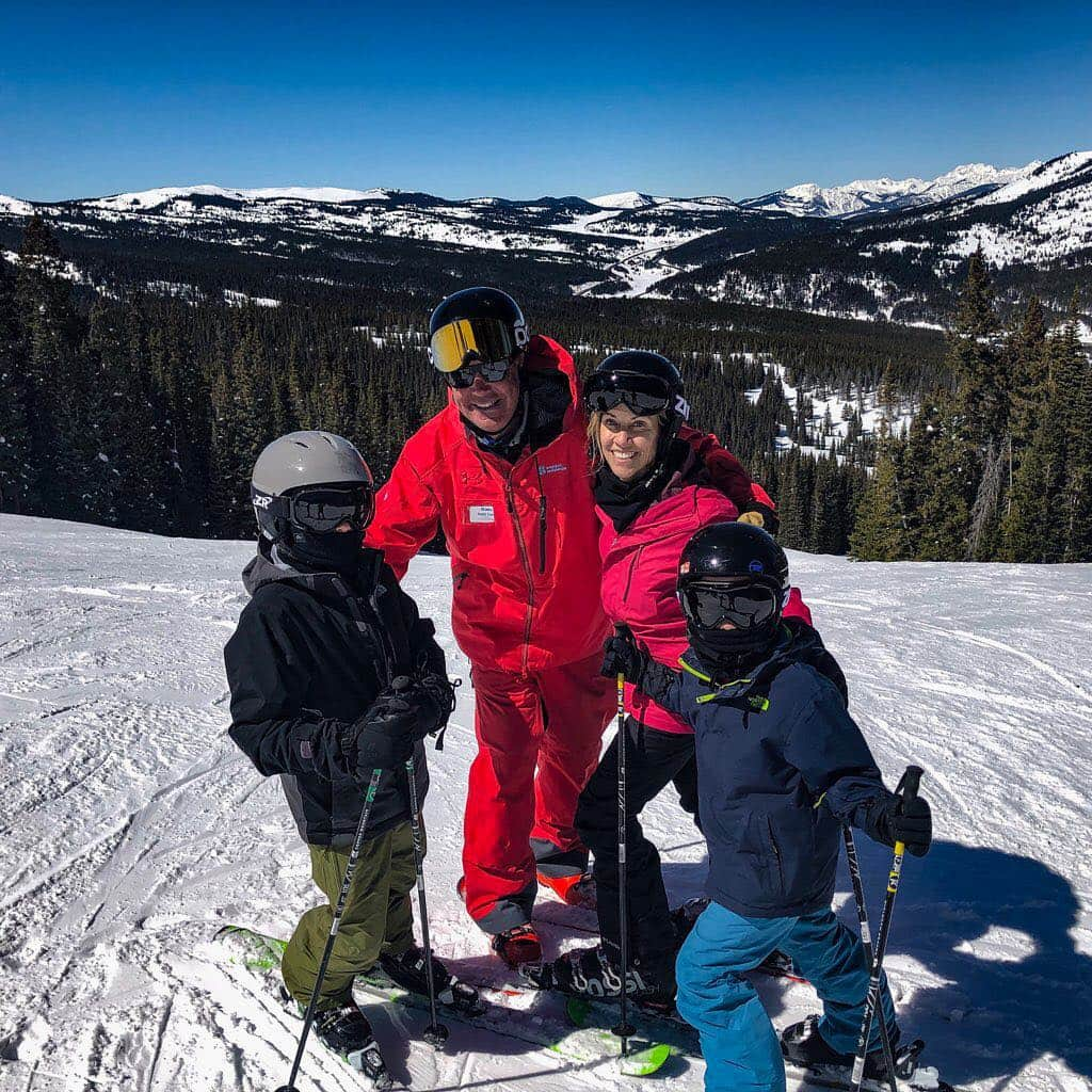 シェリル・クロウさんのインスタグラム写真 - (シェリル・クロウInstagram)「Thank you Todd Casey @coppermtn for teaching my boys to rip around the mountain!! ⛷  #besttripever #coppermountain @caseboxnh」3月22日 0時59分 - sherylcrow