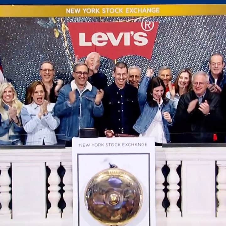 のインスタグラム：「Levi Strauss & Co is officially public — again. For the first time in more than 3 decades, investors can buy shares in the world’s biggest jeans-seller. 👖⁣⠀ ⁣⠀ ‘LEVI’ began trading on the New York Stock Exchange at $22.22 a share, after having priced its initial public offering at $17 a share the night prior. Shares surged in its debut, demonstrating strong demand for owning a part of the jean giant.⁣⠀ ⁣⠀ But after being taken private 34 years ago by descendants of the founder, why take the company public now, when Levi’s holds the number one market share in denim both in the U.S. and the world? Experts say it’s a combination of things, from allowing the family to cash-in to getting more capital to invest at a faster rate and attract talent in a very the competitive San Francisco/Bay Area.⁣⠀ ⁣⠀ Read all about the newly public company, at the link in bio. ⁣⠀ ⁣⠀ *⁣⠀ *⁣⠀ *⁣⠀ *⁣⠀ *⁣⠀ *⁣⠀ *⁣⠀ *⁣⠀ ⁣⠀ #Levi #Jeans #IPO #NYSE #Casual #JeanJacket #JeanShirt #Denim #AllDenim #DenimOnDenim #BlueJeans #Trade #Trading #TraderTalk #Shares #Capitalization #Market #MarketNews #Business #Finance #News #CNBC」