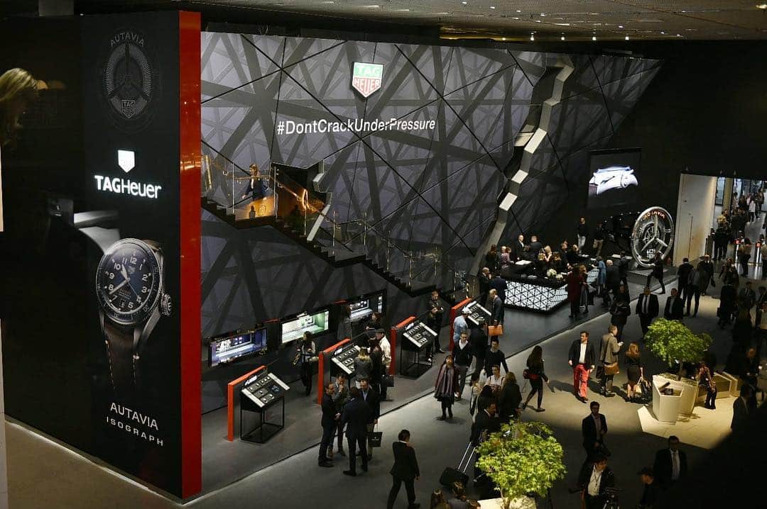 LVMHさんのインスタグラム写真 - (LVMHInstagram)「#DontCrackUnderPressure At Baselworld 2019, the @tagheuer stand holds a place of honor. The Maison from La-Chaux-de-Fonds presents the TAG Heuer Connected Modular 45 Golf Edition, and gives a second life to the Autavia Collection, by integrating the latest watchmaking technologies. _ #Baselworld #Baselworld2019 #Basel #watches #watchmaking #LVMH #LVMHwatches #TAGHeuer #TAGHeuerAutavia #TAGHeuerConnected」3月22日 1時10分 - lvmh