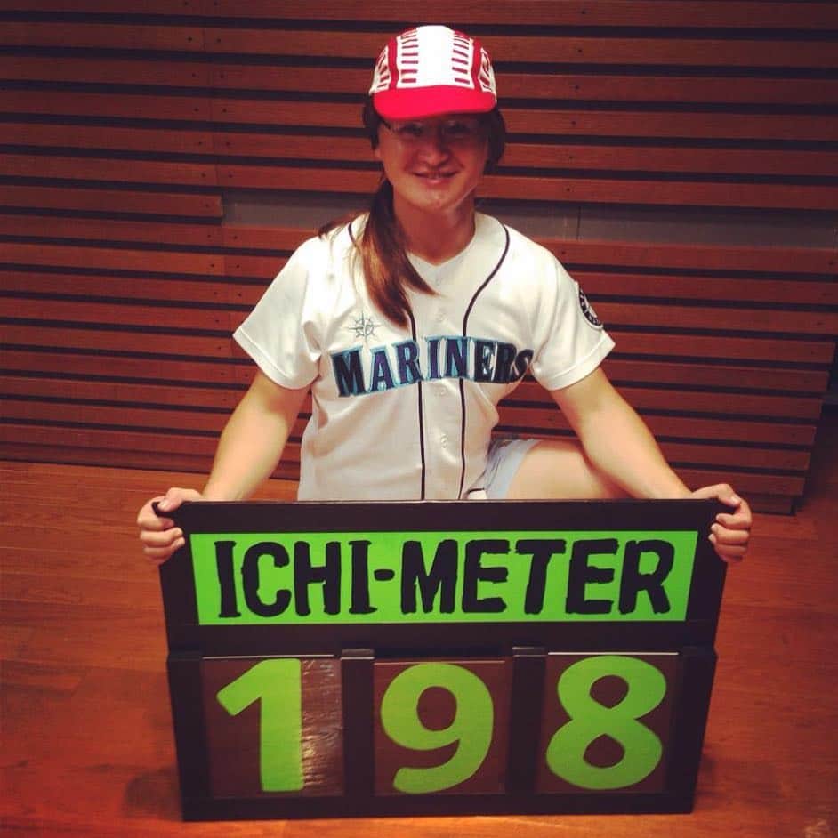 のインスタグラム：「⚾️イチロー選手の大ファンのエイミーだよ💓本当にお疲れ様💓😍 夢と感動をthank you🥺 ゆっくり休んだら 怪我をしない身体の作り方の本だしてね📚エイミーだよ💞 #イチロー 様 #大ファン #エイミー #イチメーター  #お疲れ様でした」