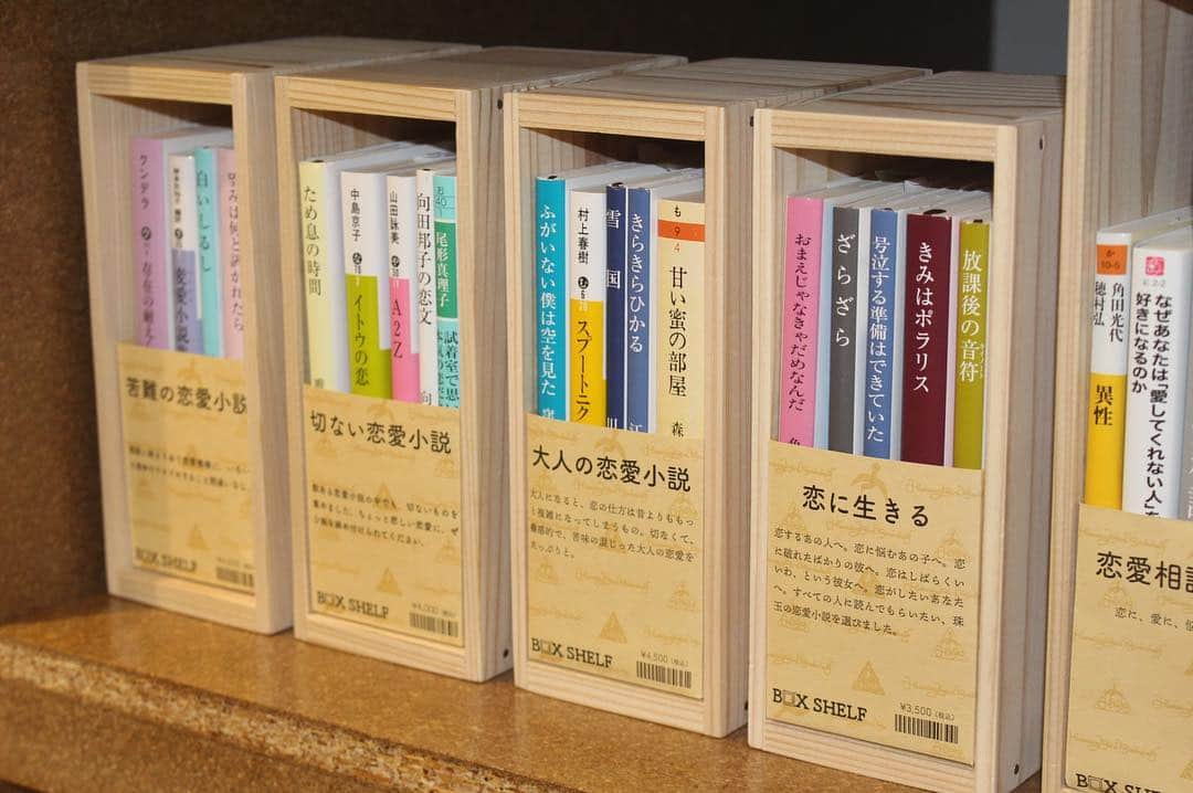 佐藤千晶さんのインスタグラム写真 - (佐藤千晶Instagram)「キキタビロケで本棚専門店“HummingBird Bookshelf”ハミングバード・ブックシェルフさんへ！  本棚と本のセットのプレゼント、ほしいし、あげたい😊  店員さんが考えているタイトル名やそれに合わせて選んだ本たちを 眺めてるだけで楽しくなるお店です。  http://www.hummingbird-bookshelf.net/  #本棚屋さん #本棚専門店 #ハミングバードブックシェルフ #日本橋高島屋sc  #本棚 #本 #本好き  #kikitabi  #キキタビ#radiko #radio #jfn #fm #ロケ #旅 #佐藤千晶」3月22日 1時06分 - satochiaki125