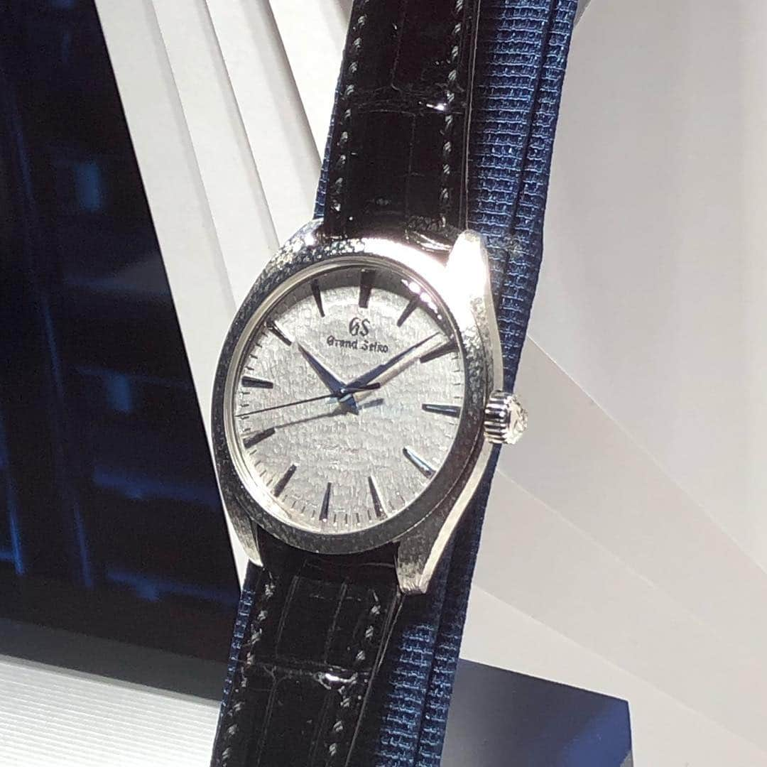 Grand Seiko Official instagramさんのインスタグラム写真 - (Grand Seiko Official instagramInstagram)「BASELWORLD2019で発表された新モデルをご紹介します。  スプリングドライブの誕生20周年を記念し、新開発ムーブメントとなる手巻スプリングドライブムーブメントを搭載したモデルがエレガンスコレクションに登場。数量限定のプラチナモデルには信州の山々に積もった雪をイメージさせる通称「雪白（ゆきしろ）」模様がダイヤルだけでなくケースにも施されています。  スプリングドライブの特徴である、音もなく滑らかに動く針の動きが、日本の自然界をモチーフとした造形と響き合うスペシャルモデルです。  #baselworld #baselworld2019 #grandseiko #gs #watch #elegancecollection #9r02 #9R31 #springdrive」3月22日 1時06分 - grandseikojapan