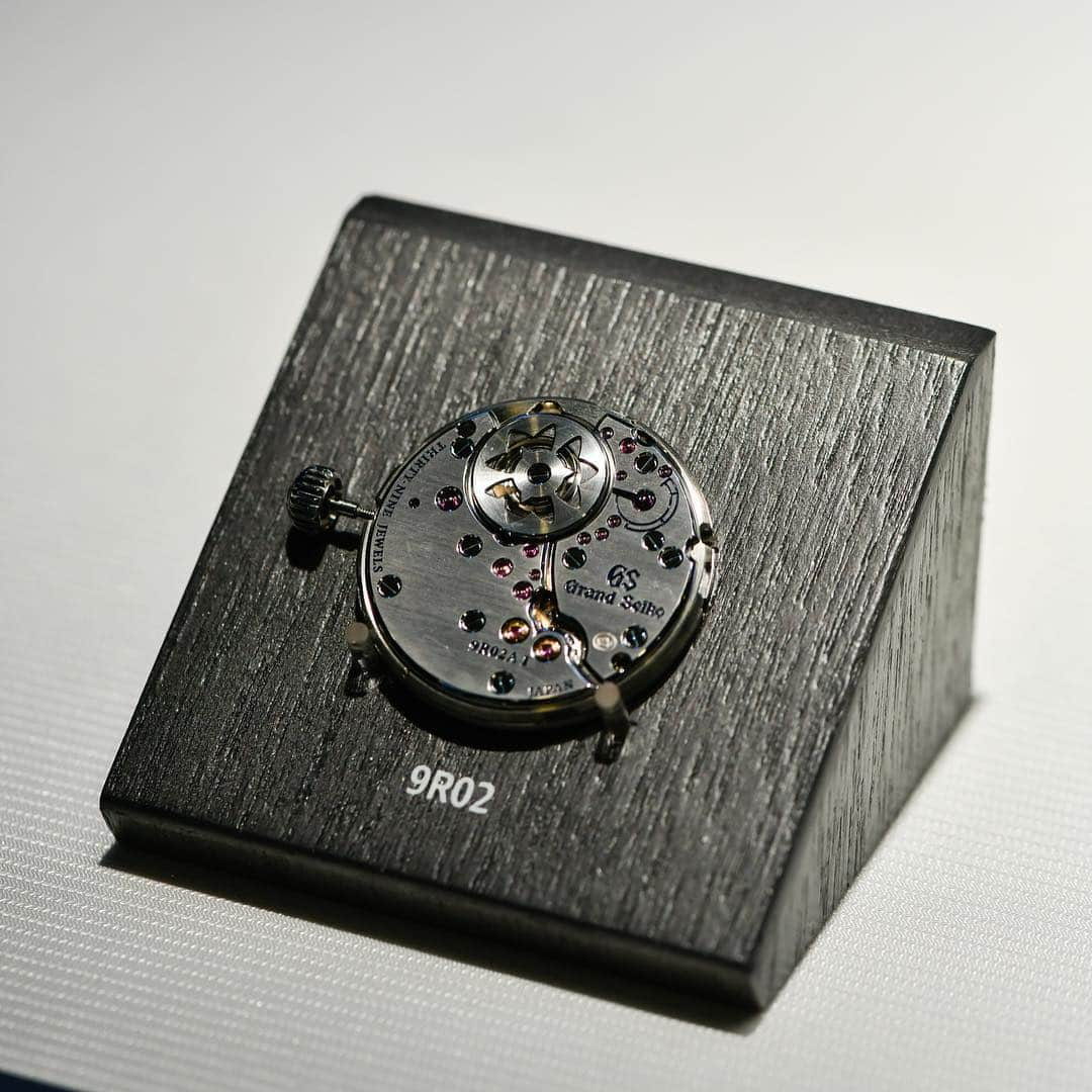 Grand Seiko Official instagramさんのインスタグラム写真 - (Grand Seiko Official instagramInstagram)「BASELWORLD2019で発表された新モデルをご紹介します。  スプリングドライブの誕生20周年を記念し、新開発ムーブメントとなる手巻スプリングドライブムーブメントを搭載したモデルがエレガンスコレクションに登場。数量限定のプラチナモデルには信州の山々に積もった雪をイメージさせる通称「雪白（ゆきしろ）」模様がダイヤルだけでなくケースにも施されています。  スプリングドライブの特徴である、音もなく滑らかに動く針の動きが、日本の自然界をモチーフとした造形と響き合うスペシャルモデルです。  #baselworld #baselworld2019 #grandseiko #gs #watch #elegancecollection #9r02 #9R31 #springdrive」3月22日 1時06分 - grandseikojapan