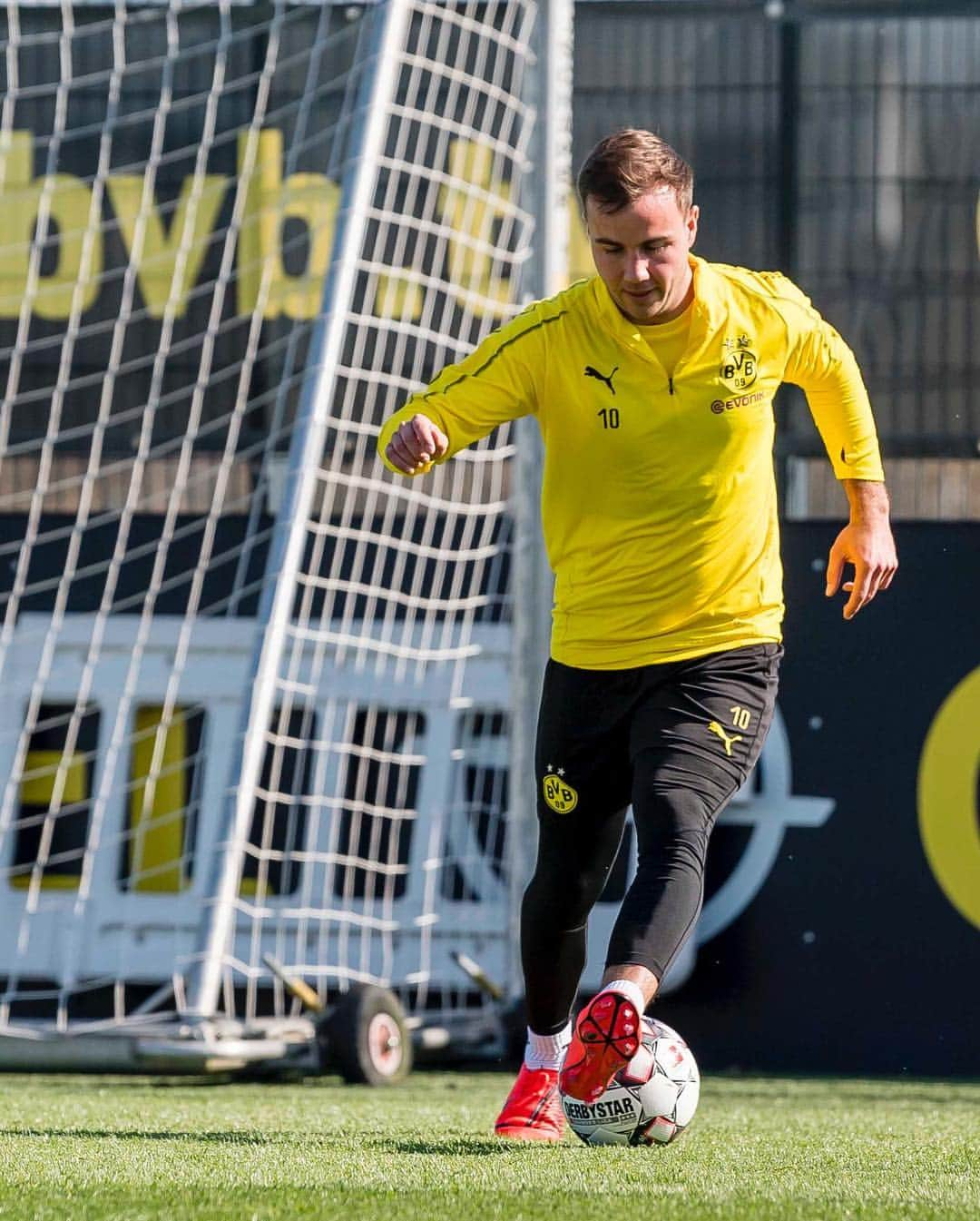 ボルシア・ドルトムントさんのインスタグラム写真 - (ボルシア・ドルトムントInstagram)「Look who’s back in Training 😏👍 @axelwitsel28 @paco93alcacer @mariogotze #bvb #borussiadortmund #training #💛」3月22日 1時09分 - bvb09