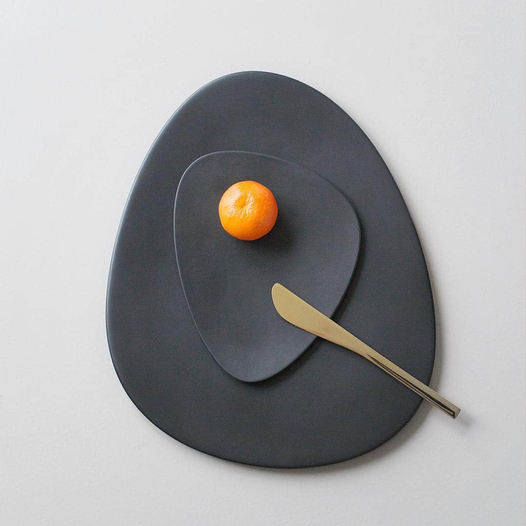 のインスタグラム：「Surprising shapes that can be associated like a stack of petals. Compose your unique and surprising #table with #Colombinacollection. 📸 @hardwearing」
