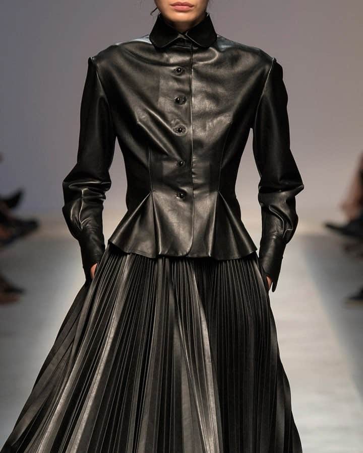 のインスタグラム：「The fascination of smooth leather under the spotlight. #ScervinoSS19 leather shirt with matching pleated black skirt. . . ErmannoScervino #blackskirt #fashionshow #catwalk #runwaylook #ss19 #springsummer #handmade #madeinitaly #couture #runway #madeinflorence」