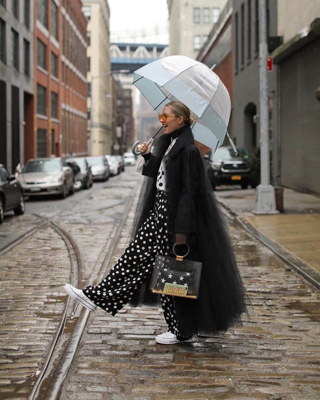 ブレア・イーディーさんのインスタグラム写真 - (ブレア・イーディーInstagram)「<file under closet staples I never knew I needed: a tulle coat 😱 // also file under v practical rain gear 🥴> #oscardelarenta #polkadots #rainday」3月22日 1時15分 - blaireadiebee
