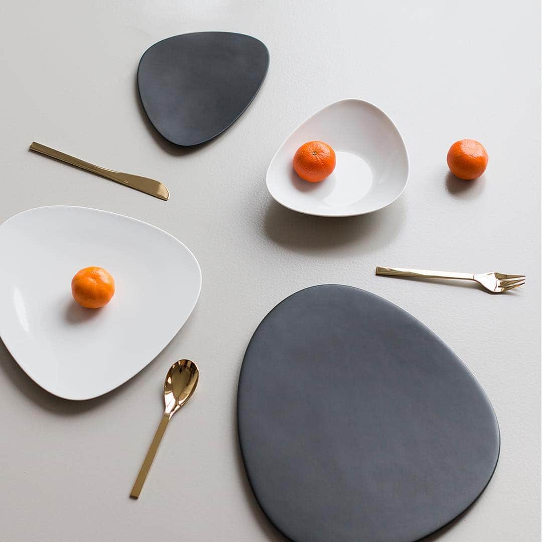 のインスタグラム：「Set your #creativity free with #Colombinacollection table service. Match black, white and metal items for a unique and surprising #table. 📸 @hardwearing」