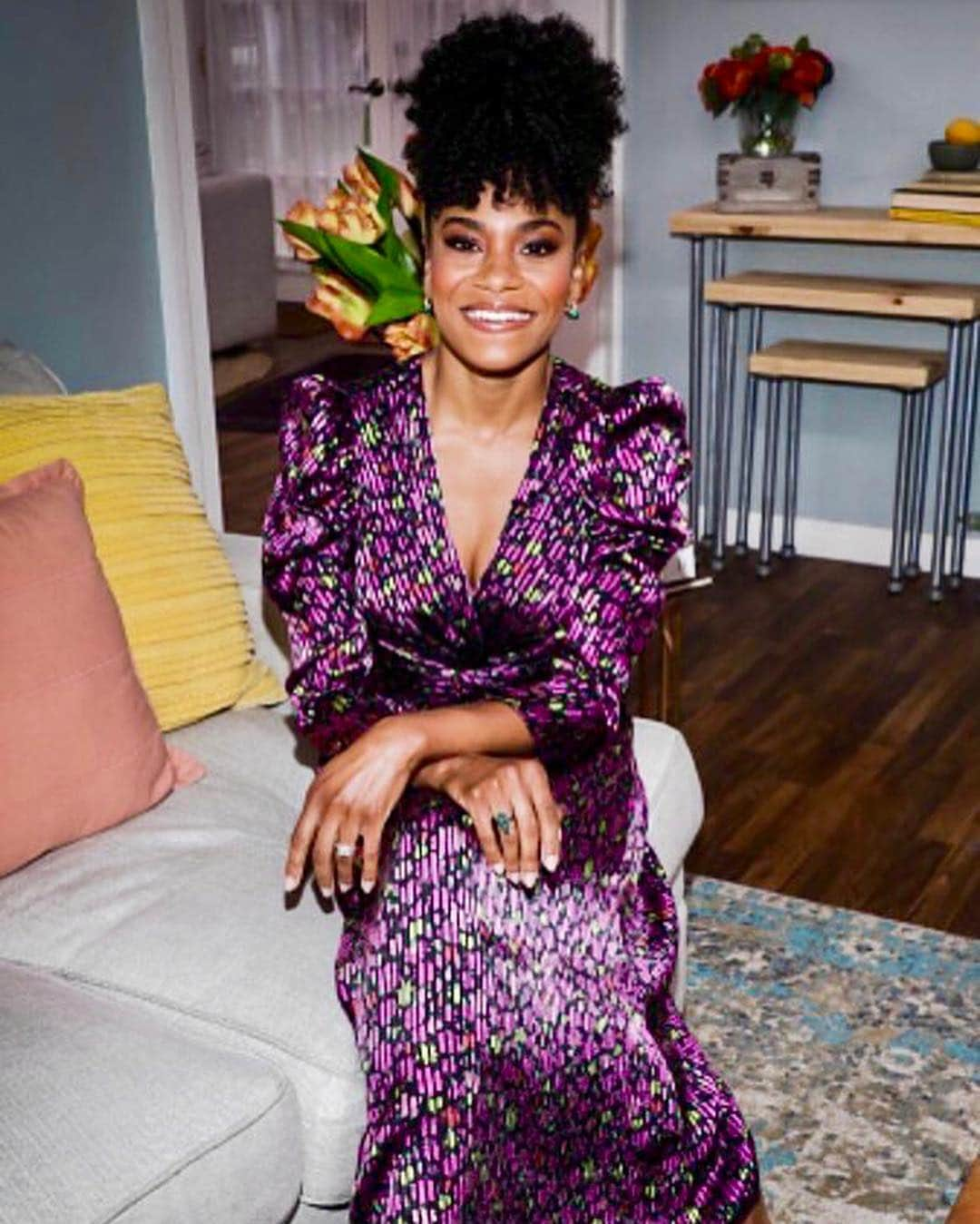 Kelly McCrearyさんのインスタグラム写真 - (Kelly McCrearyInstagram)「Time for my closeup... Glam details for today’s @homeandfamilytv... 🙏🏾🥰 💄: @mylahmorales 💇🏽‍♀️: @marjthestylist 👗: @chrishoran20 / @katespadeny / @altuzarra / @apmmonaco」3月22日 1時17分 - seekellymccreary