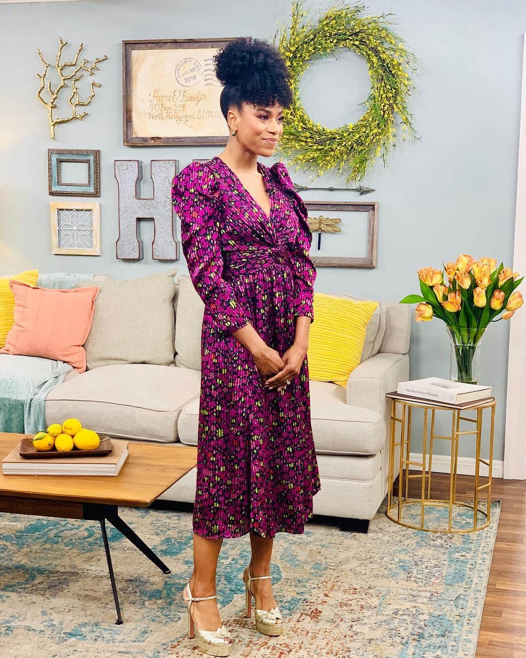 Kelly McCrearyさんのインスタグラム写真 - (Kelly McCrearyInstagram)「Time for my closeup... Glam details for today’s @homeandfamilytv... 🙏🏾🥰 💄: @mylahmorales 💇🏽‍♀️: @marjthestylist 👗: @chrishoran20 / @katespadeny / @altuzarra / @apmmonaco」3月22日 1時17分 - seekellymccreary