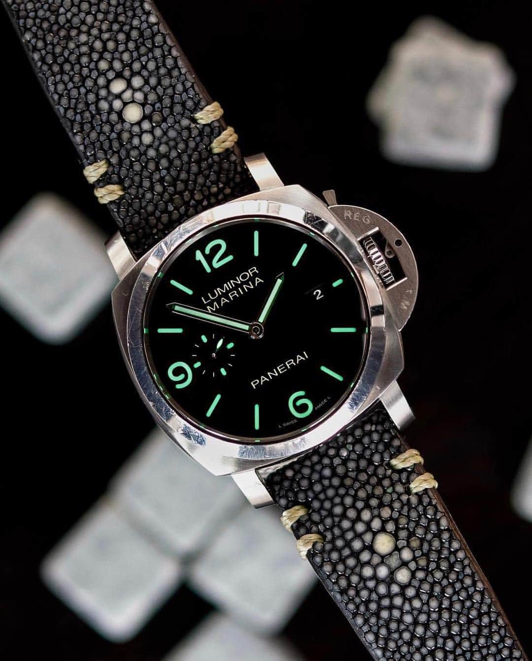 パネライのインスタグラム：「There is something sexy about a little bit of day Lume on this #Panerai #PAM312. What do you think, does it make you stare deep into its glow? 😂 pic by @wookie_wrists #paneraicentral」