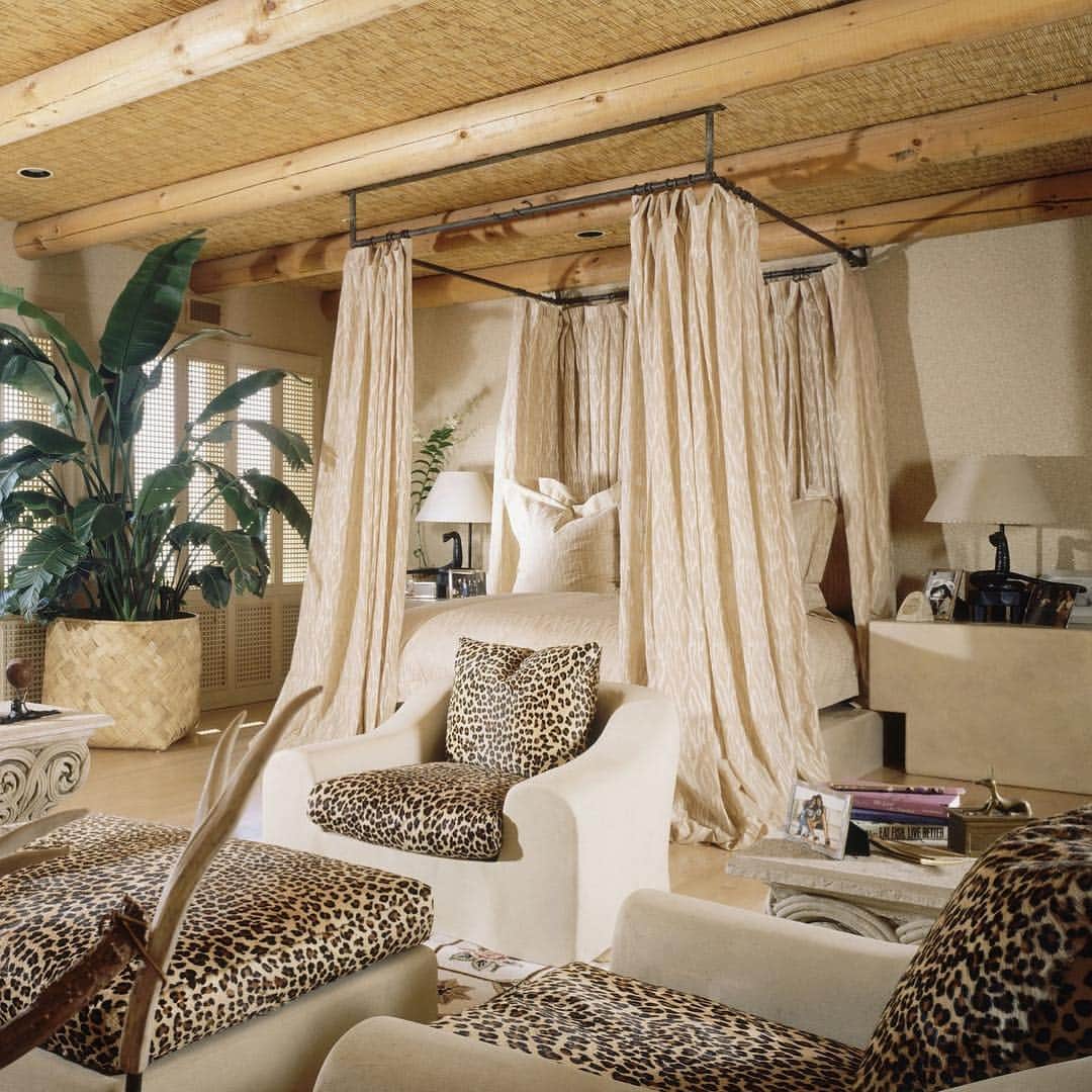 Meganさんのインスタグラム写真 - (MeganInstagram)「Chez Cher 〰 Stone chairs and ottoman, designed Michael Taylor #cher #interiordesign #michaeltaylor #architecturaldigest」3月22日 1時37分 - zanzan_domus