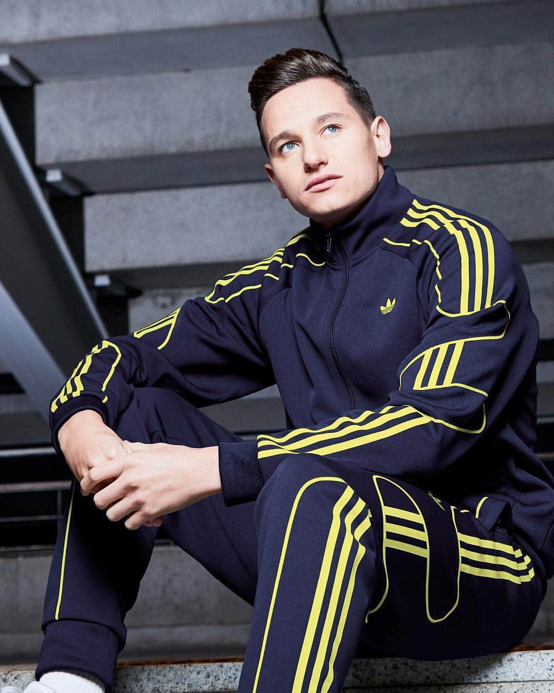 フロリアン・トヴァンのインスタグラム：「Be iconic. The all new adidas SPRT in collegiate navy and semi frozen yellow is exclusive to @footlockereu #adidasSPRT #footlockereu #approved #adidasoriginals」