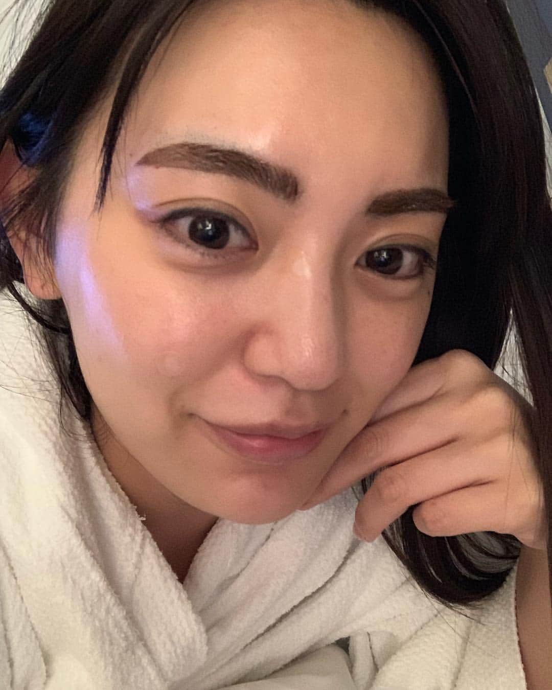 大島みづきさんのインスタグラム写真 - (大島みづきInstagram)「皮膚科、アートメイクについて教えて欲しいというDMがたくさん来たので、書きますね。 . 今回お肌管理をお願いしたのは 3号線の약수역(薬水駅)7番出口すぐ  側にある“リメイ皮膚科”さんです🏥  先生もカウンセラーさんも、 日本語話せないけど 丁寧に翻訳機使いながら、お話してくれます🙏 予約は、カカオトークで韓国語のみになります。 翻訳機を使って、質問や予約を入れてくださいね♪ . 私は、お肌が気になってたので アクアピール＋トーニング＋ジェネシス＋IPL＋再生管理＋ホクロ取り3つ をお願いしました☺︎ 全部で100000w(1万円)いかなかったかな🙂 . おかげでお肌ツルツルです。 毎週のように通いたいよ|ω･`) 写真は恥ずかしいですが、 一切加工せずiPhone内蔵カメラで撮影です。 眉毛もあるせいか、キマッテル😏笑 . 実は皮膚科に行って、蕁麻疹がいきなり出ちゃって(レーザー類は関係ないです)尋常じゃない痒みと赤みとミミズ腫れに襲われたんだけど、 先生が診てくれて、注射打って薬処方してもらい何とか韓国旅続行中です🇰🇷 . とても綺麗なクリニックですよ♡ リフトアップのシュリンクとかも安いみたいなので、そのうちやってみたいな😊 他のクリニックの事もまた載せます！ 質問があれば、コメントの方にお願いします。 . 리메이피부과(リメイ皮膚科) 📍서울 중구 다산로 104 5층 ☎︎02-2039-7235﻿  kakao ID: 리메이피부과 ━━━━━━━━━━━━━━━━━━━━━━━━ #Beforeafter #beautyday  #followme  #happy #goodday #selfie #laser #korea #seoul # #뷰스타그램 #리메이피부과 #피부과 #美容 #美容整形 #美容クリニック #美容皮膚科 #レーザー治療 #リメイ皮膚科 #皮膚管理 #トーニング #ジェネシス #IPL #ほくろ除去 #韓国美容 #韓国美容皮膚科」3月22日 1時30分 - mizukiss56