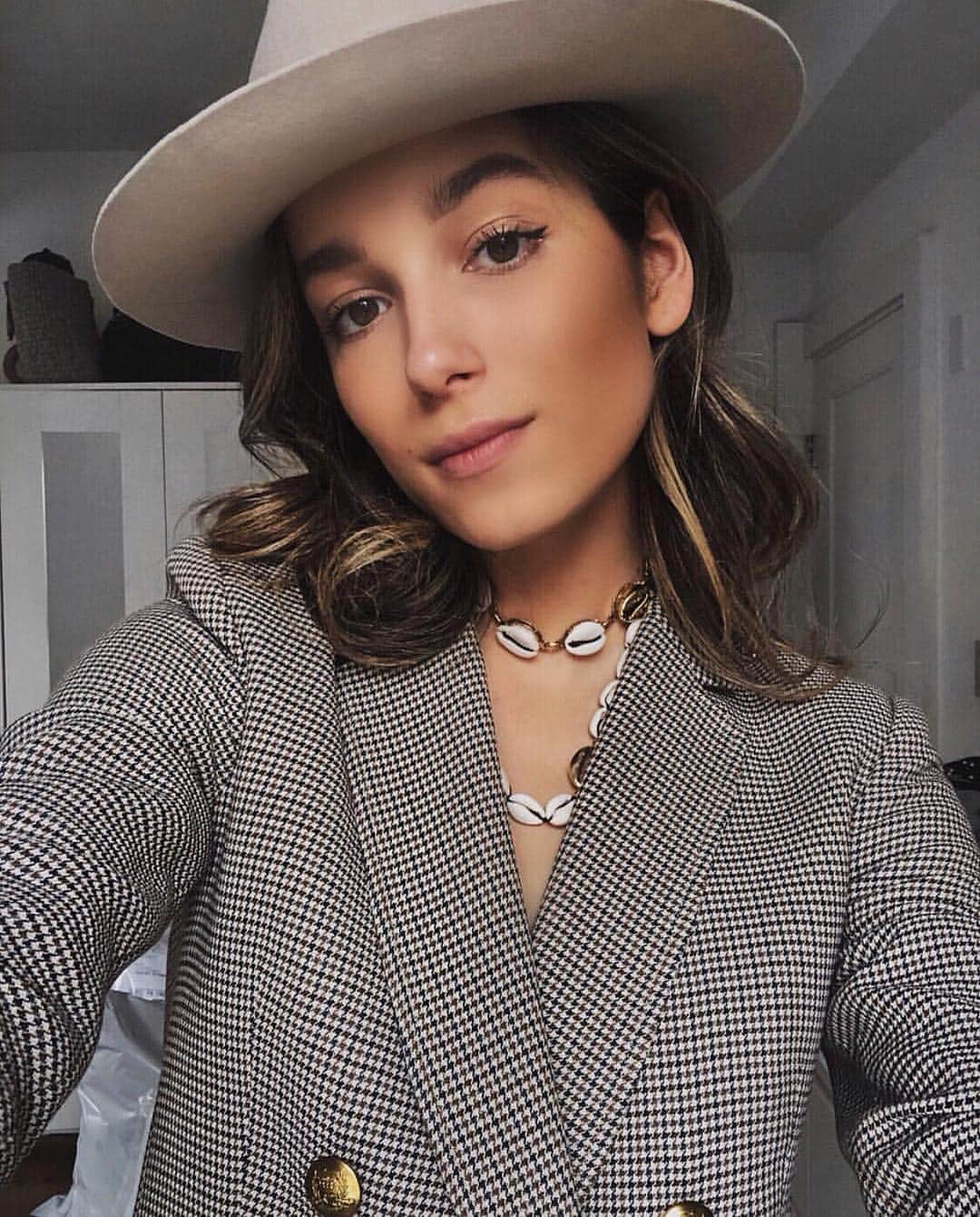 のインスタグラム：「How to bring your Sedgwick jacket into Spring 🐚 #regram @rutaenroute #sedgwickjacket #shells #alc」