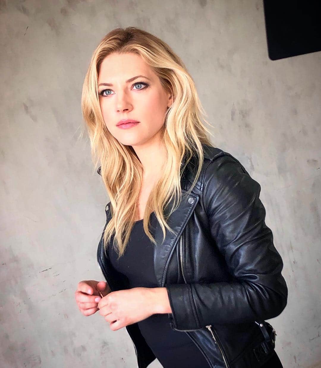 キャサリン・ウィニックのインスタグラム：「Behind the scenes 📸」