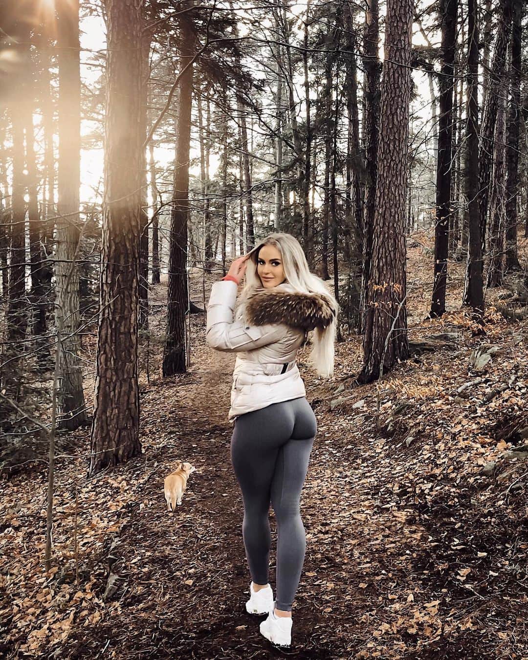 のインスタグラム：「Cozy walks in the woods 💗😌✨」