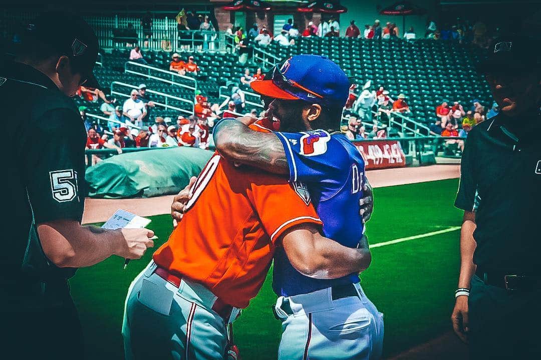 デライノ・デシールズ・ジュニアのインスタグラム：「Yesterday I shared a pretty cool and memorable moment with my dad @delinodeshields taking out the lineup cards before our game. Definitely a moment I will never forgot. Looking forward to our next meeting on Father’s Day in Cincinnati. Like father, like son.」