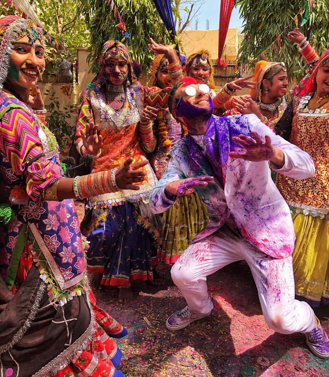 アダム・センさんのインスタグラム写真 - (アダム・センInstagram)「Happy Holi!!! Doesn’t get any better! 🙏🏽———————————————————————— #India #Travel #Adventure #Holi #Beauty」3月22日 1時42分 - adamsenn