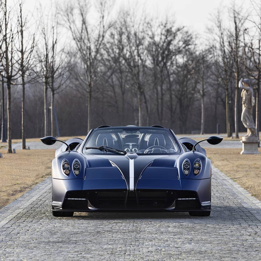 パガーニ・アウトモビリのインスタグラム：「Like a marble block sculpted by the wind.  #pagani #huayra #huayraroadster」