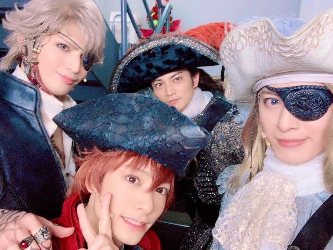 のインスタグラム：「[21/3/19] The odd one out doesn’t have a hat ⠀⠀⠀ ⠀ #kohatsuallen #kikuchishuji #ozawaren #piratesofthefrontier ⠀⠀⠀ ⠀ Source: Ren’s twitter」