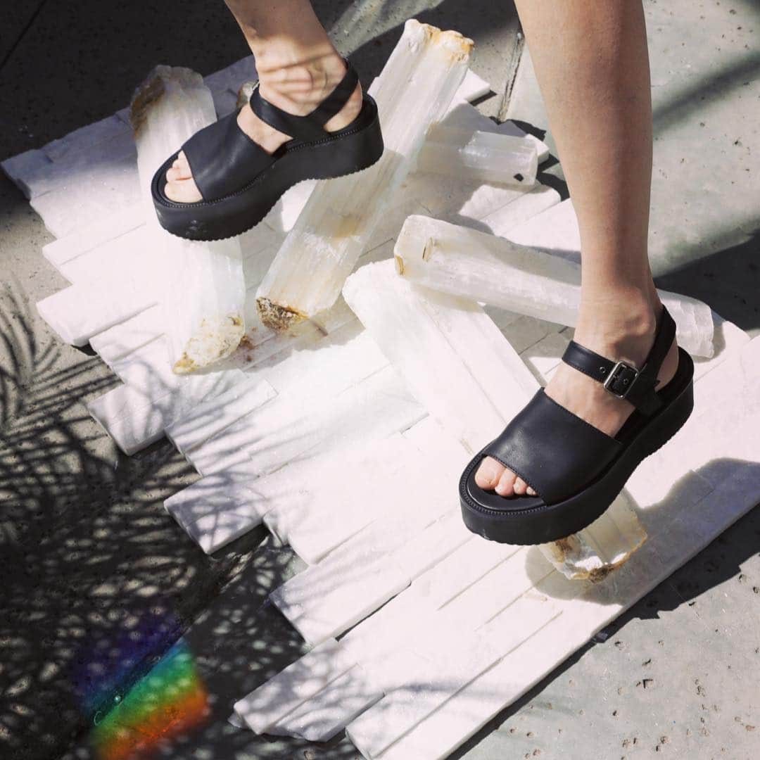 エルディータートルのインスタグラム：「Spring light - the BLUR Flatform now in the shop 🌈」