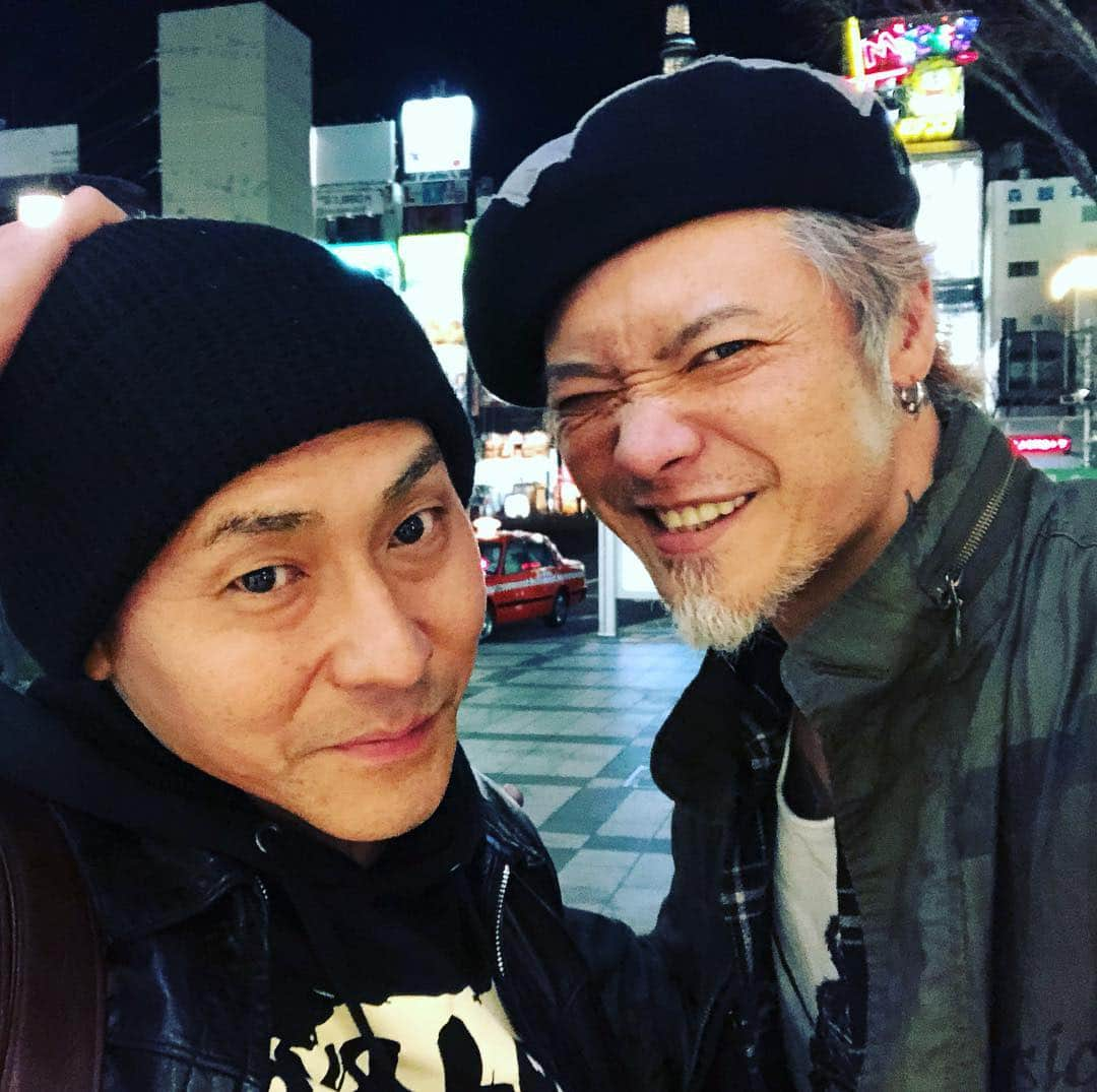 ヒロシさんのインスタグラム写真 - (ヒロシInstagram)「レディオッツのボーカルのYOSHIYAさんと、6年ぶりくらいにお会いした。  居酒屋で３時間くらい、いろんな話を聞いてもらい、聞かせてもらった。長く話させてもらうのは初めてのこと。  俺の少しの言葉で、背景にある物を即座に理解してくれるYOSHIYAさん。  パンクシーンで本気で生きてこられたからこそ、なんだよね。話される事が的を射過ぎてて、超能力でもあるんじゃないか？と思ったほどだよ。  そして最後は希望という光を見せてくれる。  俺も大きな男になって、俺と知り合って良かった！と思われる存在になりたい。  しかし、同じような歳なのにビジュアルの違いに愕然とするわい。  #レディオッツ  #パンクロック #YOSHIYA」3月22日 1時59分 - hiroshidesu.official