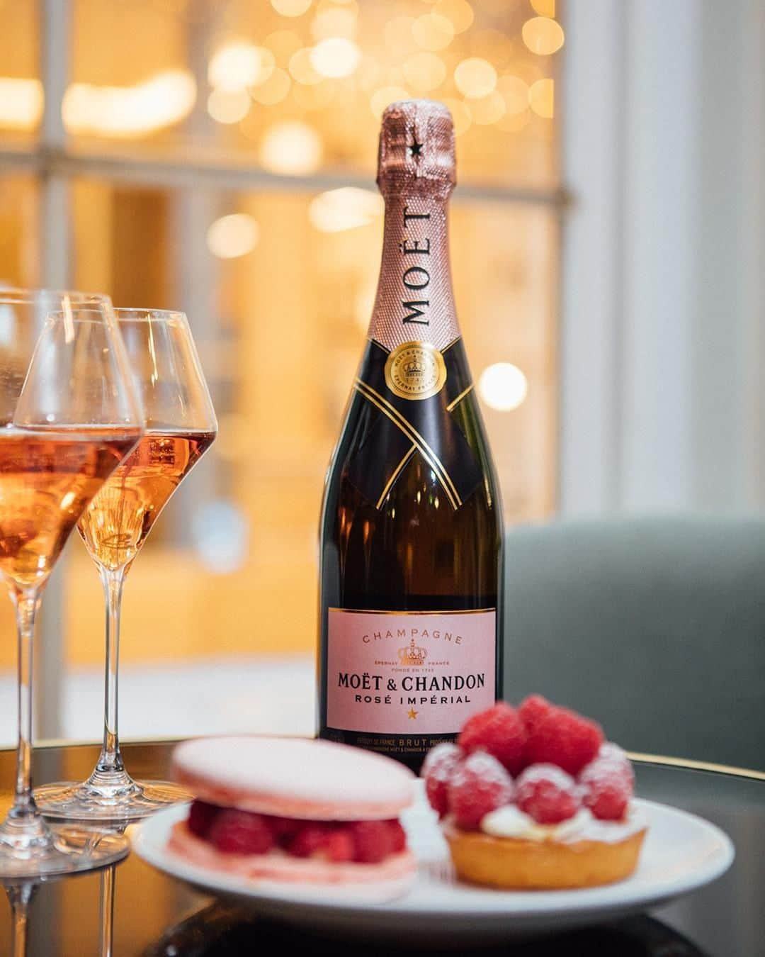 Moët & Chandon Officialさんのインスタグラム写真 - (Moët & Chandon OfficialInstagram)「Something pink and something spontaneous for a girl’s night out. #MoetMoment #MoetRose #Girlfriends . This material is not intended to be viewed by persons under the legal alcohol drinking age or in countries with restrictions on advertising on alcoholic beverages. ENJOY MOET RESPONSIBLY」3月22日 2時00分 - moetchandon