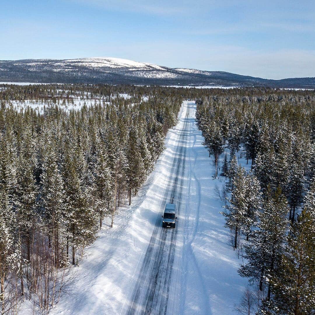 メルセデス・ベンツさんのインスタグラム写真 - (メルセデス・ベンツInstagram)「Spring is coming, but we still found some winter wonderland for our all-electric #eSprinter in northern Sweden. Check out our literally cool pics from our winter test rides!  #eMobility #MBVans #mercedesbenz #benz #mercedes」3月22日 2時00分 - mercedesbenz