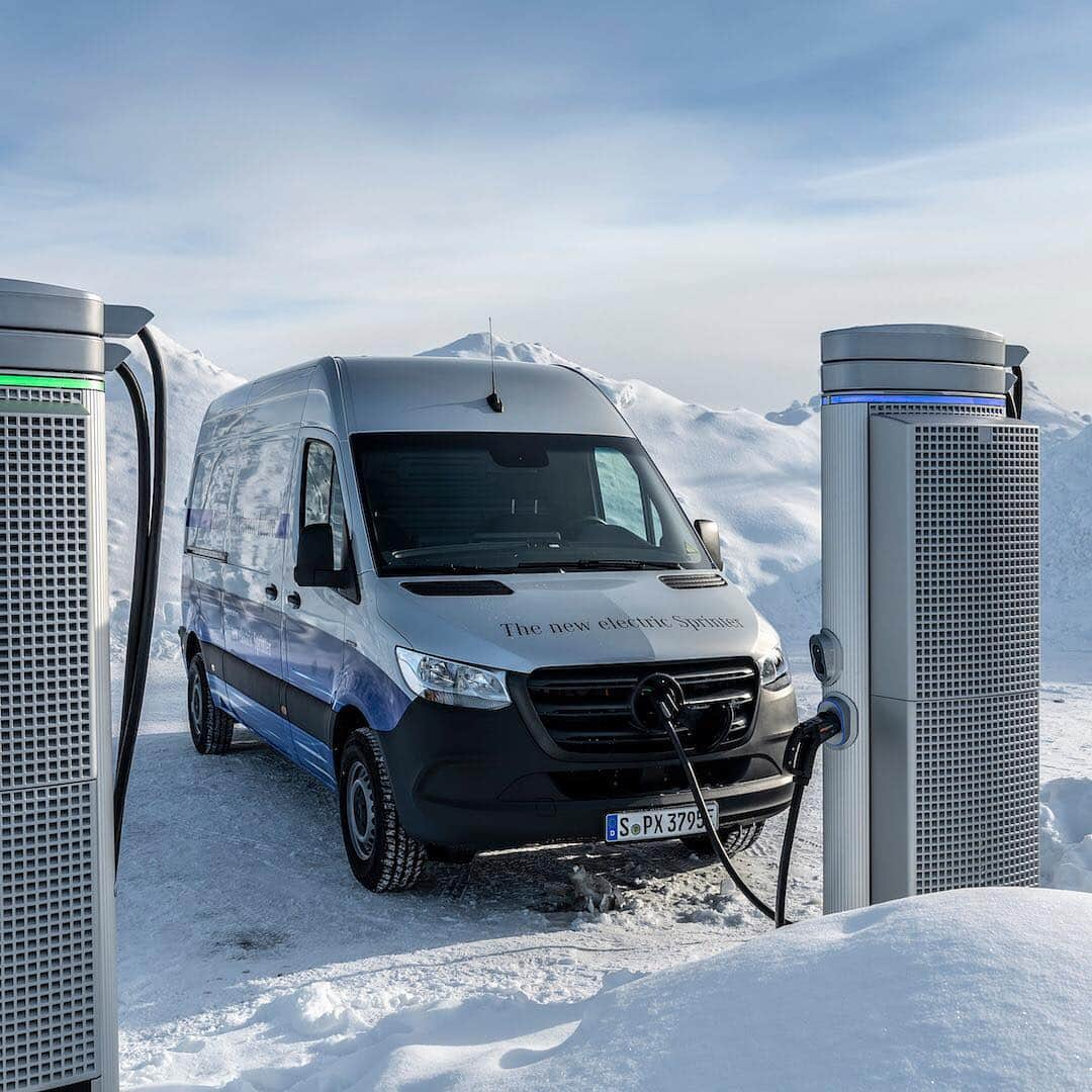 メルセデス・ベンツさんのインスタグラム写真 - (メルセデス・ベンツInstagram)「Spring is coming, but we still found some winter wonderland for our all-electric #eSprinter in northern Sweden. Check out our literally cool pics from our winter test rides!  #eMobility #MBVans #mercedesbenz #benz #mercedes」3月22日 2時00分 - mercedesbenz