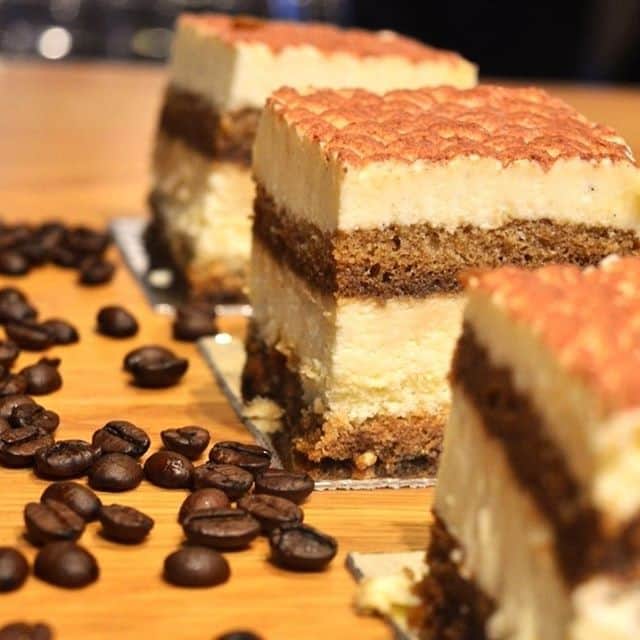 Eataly Brasilさんのインスタグラム写真 - (Eataly BrasilInstagram)「Dia 21 de março é Dia Mundial do Tiramisù! Qual o lugar melhor que o Eataly para comemorar essa data? Apenas hoje a @venchibrasil está com dois sabores especiais de Tiramisù: morango e pistache, preparados pelo chef @luis__vilela. Ah, e quem levar um desses sabores ou o tiramisù tradicional tem 15% de desconto! O seu pedaço está esperando por você.  #WorldTiramisuDay #venchieatalyrome  #EatalySp #SouEatalyano」3月22日 2時00分 - eatalybr