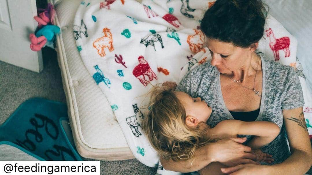 レイトン・ミースターさんのインスタグラム写真 - (レイトン・ミースターInstagram)「On #SingleParentDay, I’m proud to support organizations like @feedingamerica who help single parents when times are tough. Visit www.feedingamerica.org to learn ways you can help families struggling with hunger and food insecurity. —After DeAdra and her son Dacian moved across the country to leave a tough situation behind, DeAdra noticed Dacian wasn't keeping up with his peers. He wasn't very talkative. The doctor diagnosed Dacian with autism.  DeAdra changed her life entirely to put her son first. She committed to caring for him full-time, which meant she had to pause getting a job in her new hometown. With no income, she turned to a local food pantry and @feedingtampabay to make sure Dacian had nutritious food, vital to his development. “The healthy food we receive has helped Dacian socially and with his speech. I see this kid emerging that I never thought I’d see. And now that chance is really there for him.” DeAdra hopes that in a year or so she’ll be able to get Dacian into a public preschool for kids with similar challenges. And once that happens, she can find a job. In the meantime, DeAdra's love for her son keeps them going. “Dacian has been my strength. Him and I, we’re a great team.” DeAdra is one of the 3.1 million single moms facing hunger in America. #SingleParentDay」3月22日 2時01分 - itsmeleighton