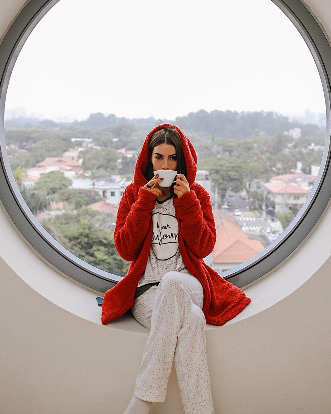 Camila Coelhoさんのインスタグラム写真 - (Camila CoelhoInstagram)「When you have the morning free (woke up late and chilled in my PJS on this gloomy day)❤️ ————— Quando você tem a manhã livre e consegue curtir umas horinhas de pijama! (Usando @lualuaoficial - minha marca queridinha) #pijamas #morning」3月22日 2時02分 - camilacoelho